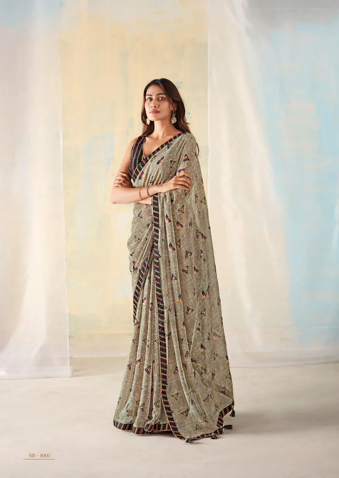 Elegant Grey Handcrafted Printed Saree